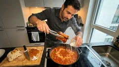 Zarte Schweinerippchen in tomatiger Schmorsauce: einfaches Rezept für den Feierabend