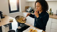 Croutons selber machen: so werden sie in der Pfanne goldbraun und richtig knusprig