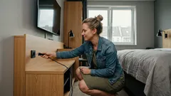 Warum ich den Hotel-TV sofort ausstecke – und was das mit Privatsphäre zu tun hat