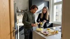 Schichtsalat mit grünem Apfel: schnelles Rezept mit Ei, Käse und Mayo