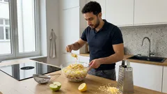 Schichtsalat mit Apfel, Ei und Käse: das schnelle Rezept in 15–20 Minuten